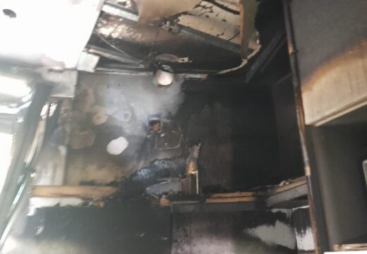 Extinto un incendio na cociña dunha vivenda con dous menores trasladados ao hospital por inhalación de fume en Porto do Son